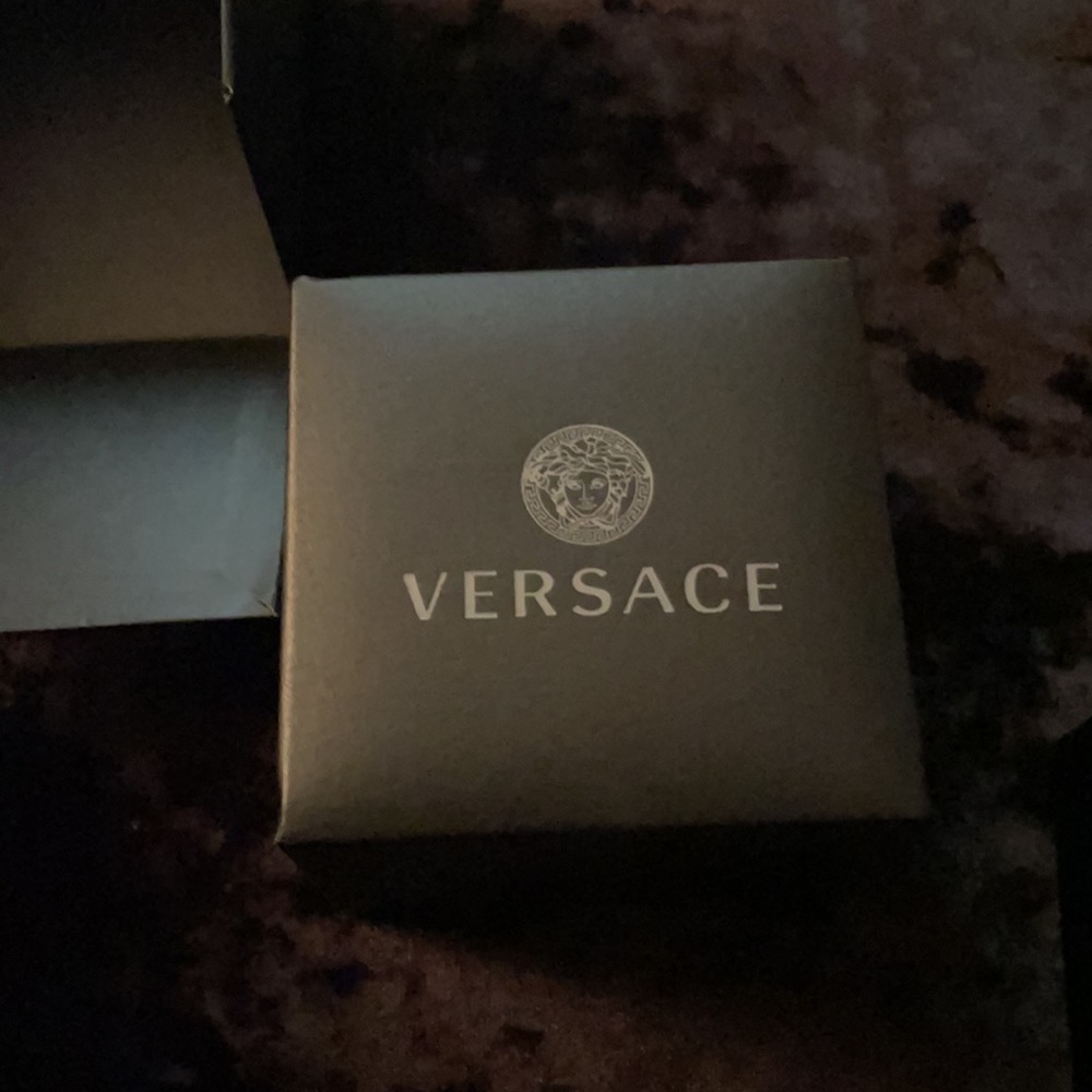 Versace - Picture 3 of 5